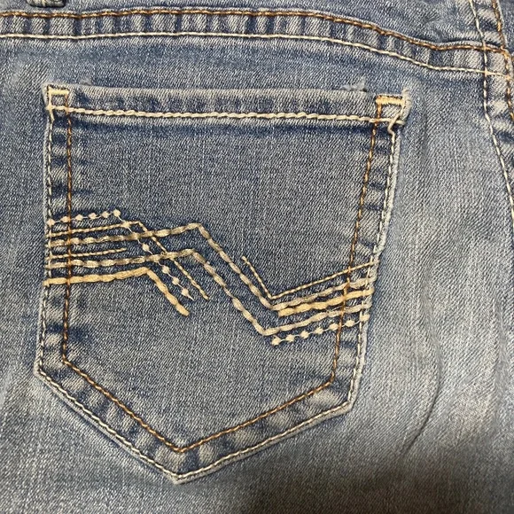 Jordache jeans shorts with embroidered pockets - Picture 2 of 3